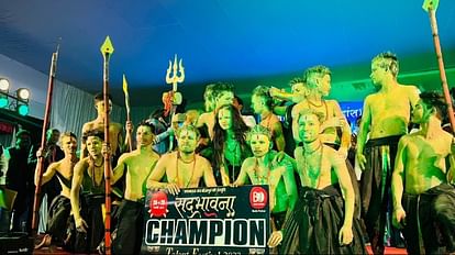 नक्सली क्षेत्र में रियालिटी शो: सुरों के साथ सजी साज और डांस की महफिल; नेहा बनी मिस, विहान बने मिस्टर बीजापुर सद्भावना फेस्टिवल में ग्रुप डांस की विजेता टीम।