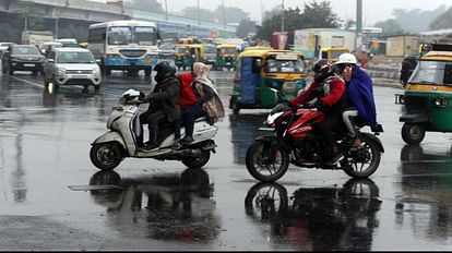 Delhi Weather News rain increased cold It will be cloudy on Monday too chances of drizzle