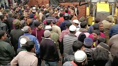 Haldwani News: Protest against remove illegal construction and stone pelting
