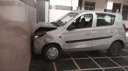 Korba: नौसिखिया कार चालक का कारनामा, शटर तोड़ते हुए जैन भवन के अंदर घुसी कार दीवार से भिड़ी कार