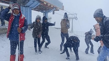 औली में बर्फबारी का लुत्फ उठाते पर्यटक