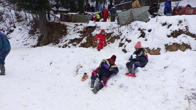 Himachal Weather: कुफरी, नारकंडा, रोहतांग में ताजा बर्फबारी, पर्यटकों ने की खूब मस्ती Himachal Weather Update 481 Road Blocked 2223 Power Transformer And 19 Water Supply Schemes Disrupted