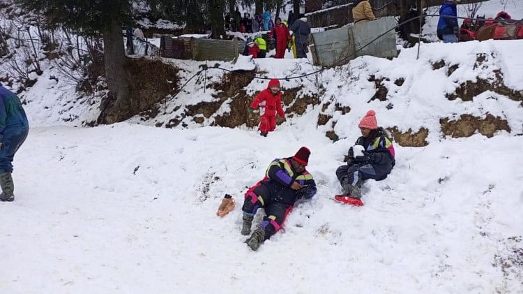 Himachal Weather Update 481 Road Blocked 2223 Power Transformer And 19 Water Supply Schemes Disrupted