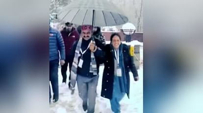 श्रीनगर में बर्फबारी के दौरान कांग्रेस प्रदेशाध्यक्ष प्रतिभा सिंह के साथ सीएम सुक्खू। बर्फ के बीच एक ही छाते में प्रतिभा को ले जाते मुख्यमंत्री।