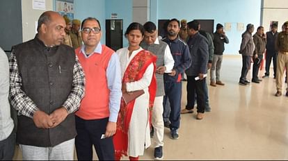 Prayagraj News :  एमएलसी चुनाव में वोट डालने के लिए कतार में खड़े शिक्षक मतदाता।