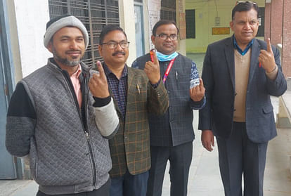 राठ तहसील में मतदान के बाद उंगली की स्याही दिखाते शिक्षक। संवाद