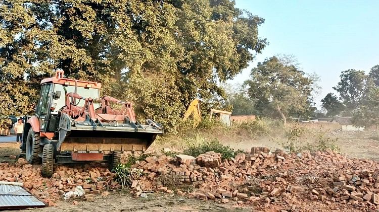Jammu and Kashmir: Encroachments demolished by bulldozers, action against former minister Syed-police officer and hotelier