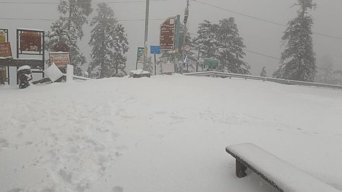 Uttarakhand Weather: मैदान से लेकर पहाड़ तक बारिश, बर्फबारी से पारा धड़ाम, ठिठुरे लोग, इन जगहों पर ऑरेंज अलर्ट चकराता में बर्फबारी का नजारा