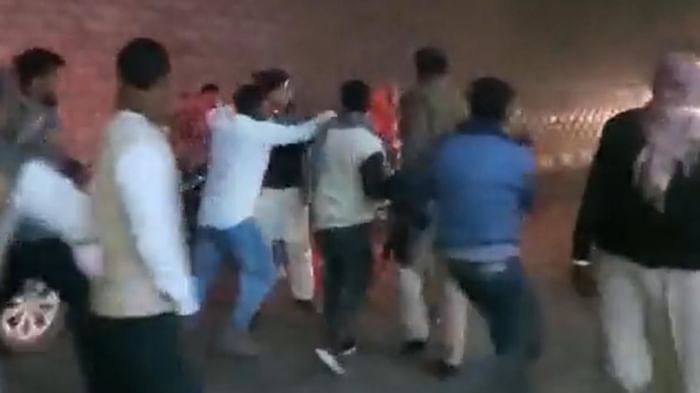 दोनों पक्षों में करीब 10 मिनट के अंदर भारी मारपीट हुई। खदेड़कर पीटा गया।