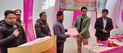 उत्कृष्ट कार्य करने वाले कर्मचारियों को पुरस्कृत करते डीएफओ संदीप। संवाद