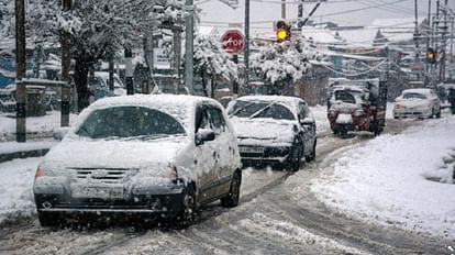 श्रीनगर में वाहनों पर जमी बर्फ