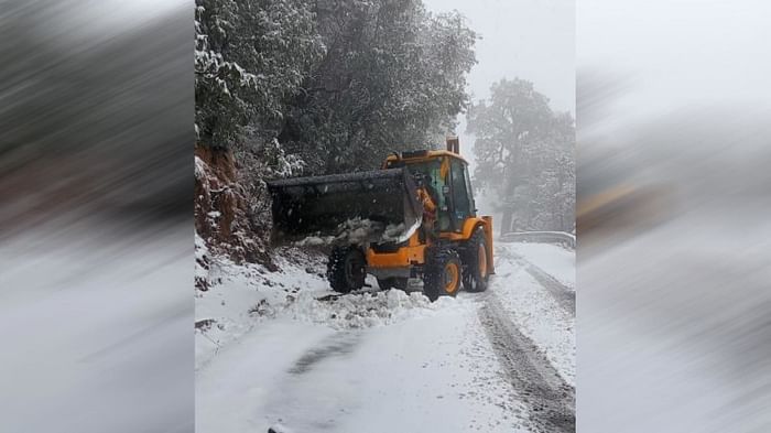 Uttarakhand Weather: मैदान से लेकर पहाड़ तक बारिश, बर्फबारी से पारा धड़ाम, ठिठुरे लोग, इन जगहों पर ऑरेंज अलर्ट यमुनोत्री हाईवे