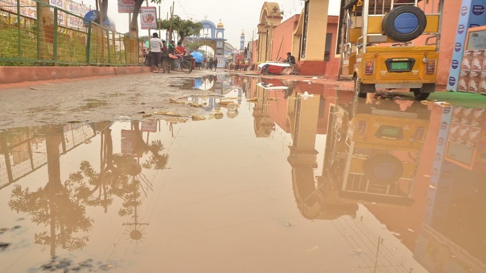 water due to rain in Aligarh Exhibition