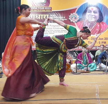 योगधारा कार्यक्रम प्रस्तुति देते कलाकार