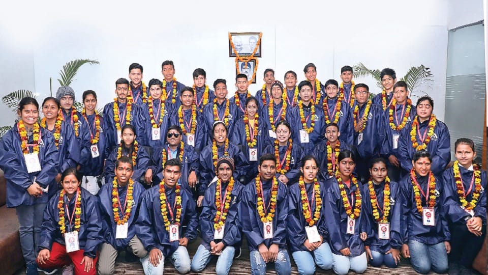 Atul Maheshwari Scholarship 2022 Students honored by giving cheque or books and medals