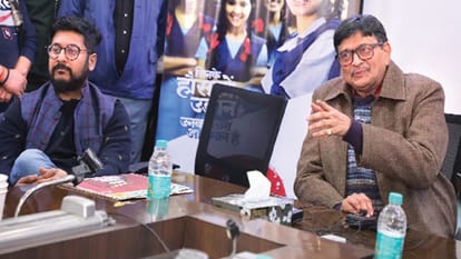 Atul Maheshwari Scholarship 2022 Students honored by giving cheque or books and medals
