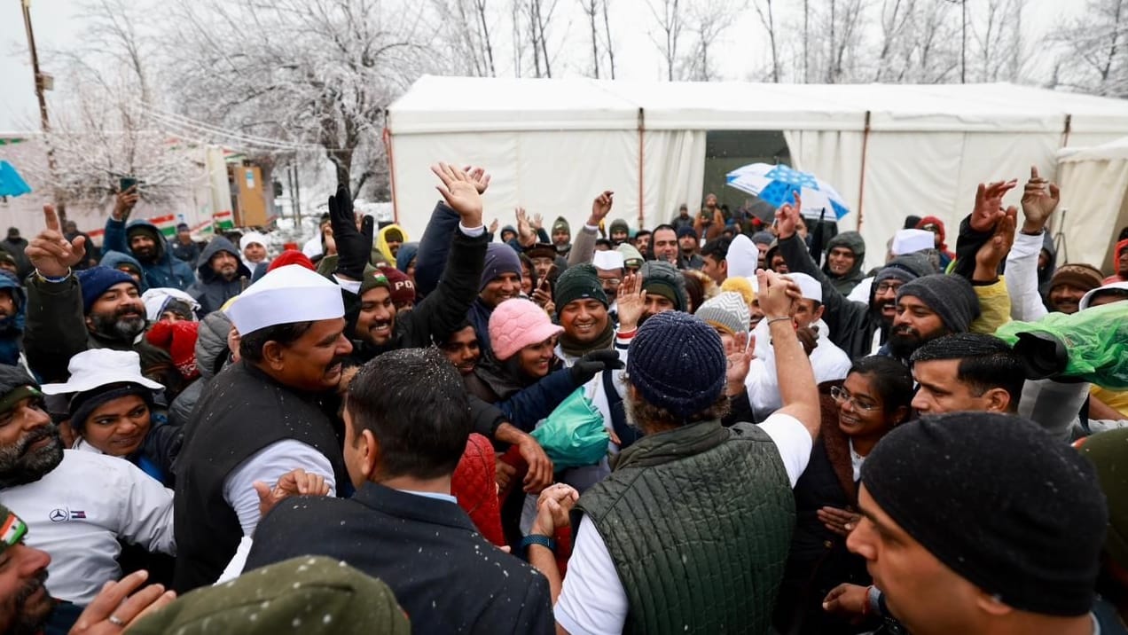 Rahul-Priyankaface blossomed after seeing snowfall in Kashmir, threw snowballs at each other