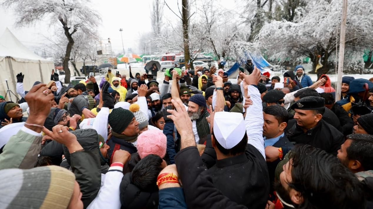 Rahul-Priyankaface blossomed after seeing snowfall in Kashmir, threw snowballs at each other
