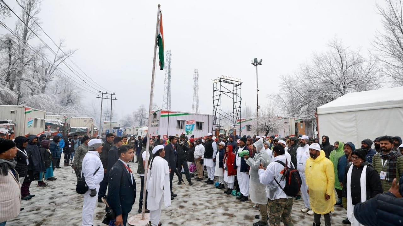 Rahul-Priyankaface blossomed after seeing snowfall in Kashmir, threw snowballs at each other