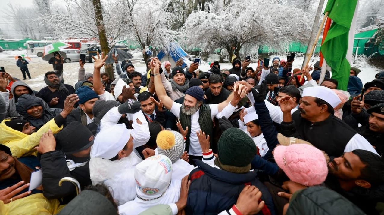 Rahul-Priyankaface blossomed after seeing snowfall in Kashmir, threw snowballs at each other