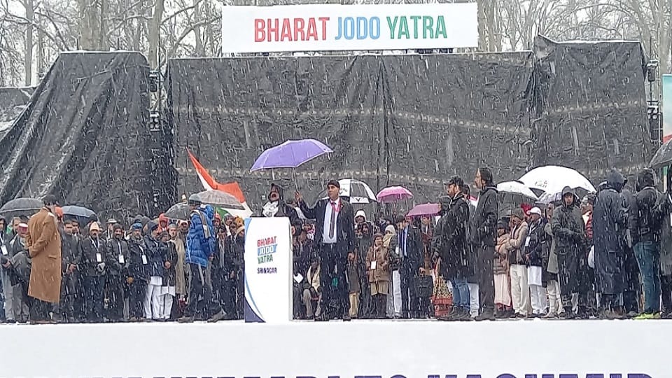 Bharat Jodo Yatra: Rahul hoisted the tricolor amidst snowfall in Srinagar