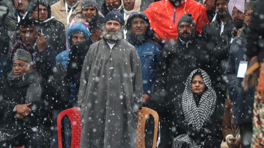 Rahul Gandhi dons 'pheran' to ward off Kashmir chill