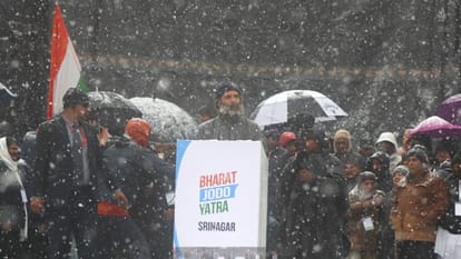 Rahul Gandhi dons 'pheran' to ward off Kashmir chill