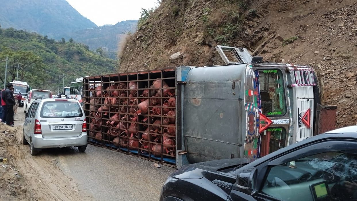 Drivers narrowly escaped in two road accidents