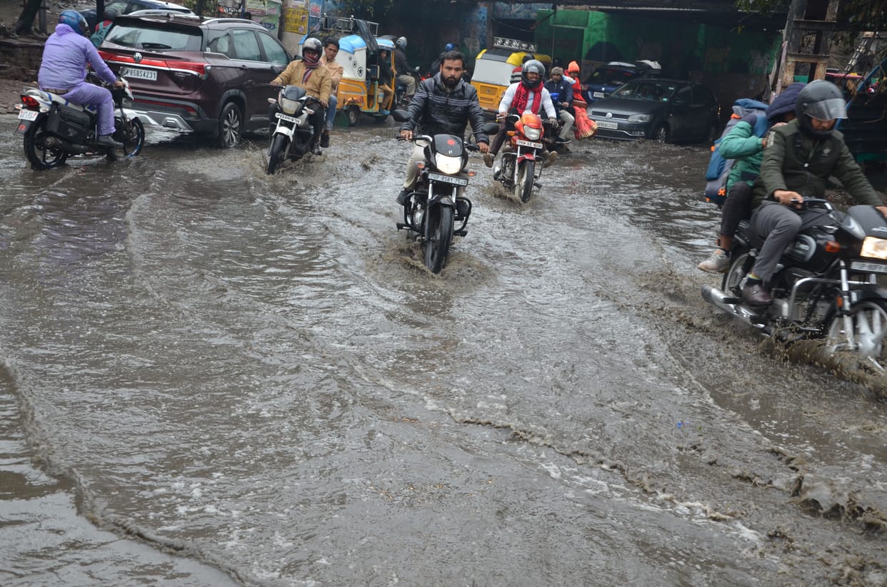 Mathura: Bad condition of the city due to rain, water filled everywhere