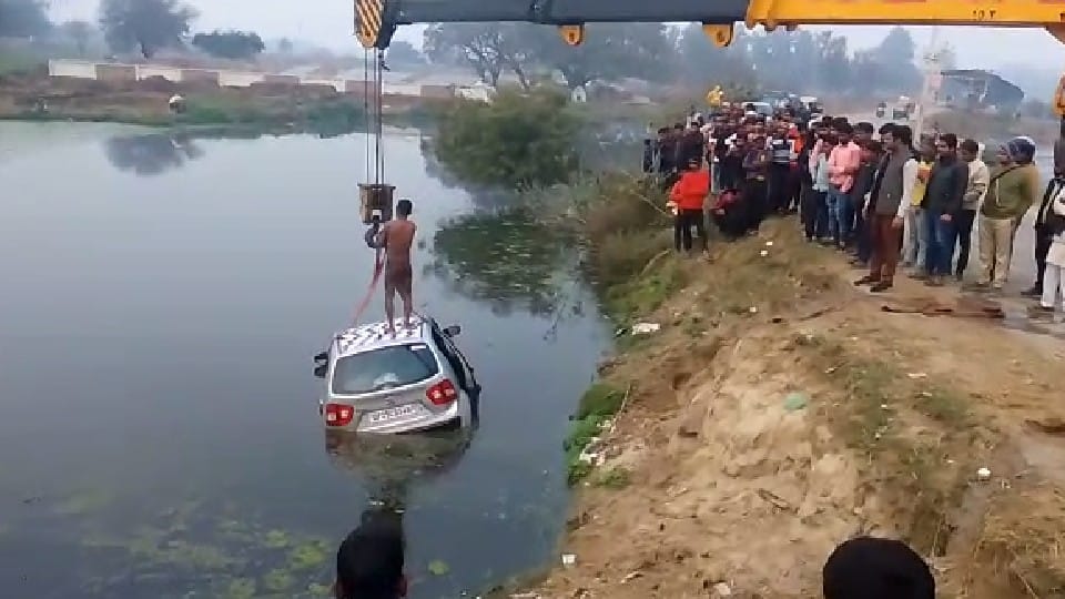 Uncontrolled car fell into the pond in Bareilly