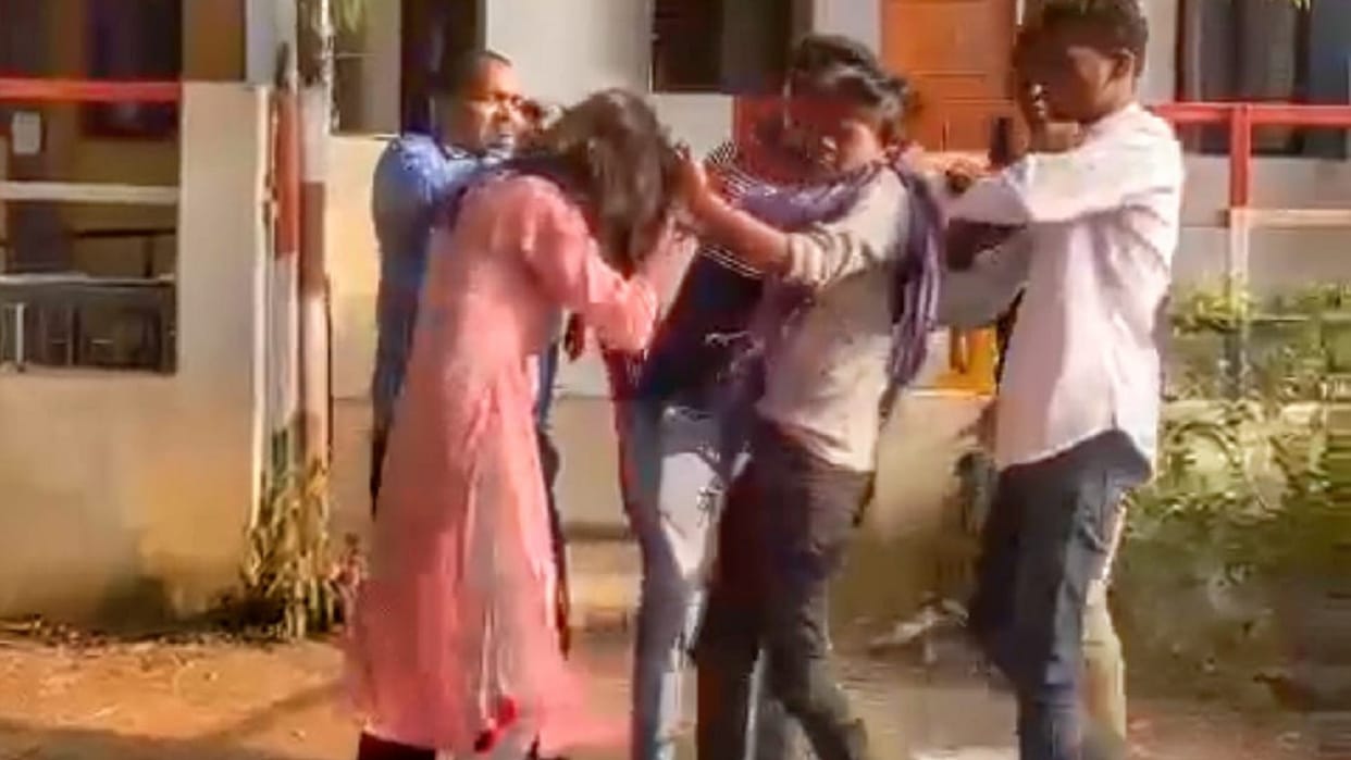 kick-punch between girl students in chhattisgarh balod college, video viral