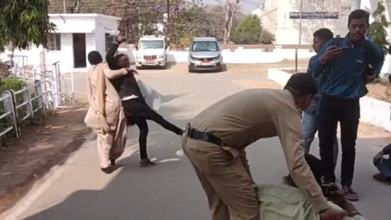 clashes between abvp workers and police in korba collectorate