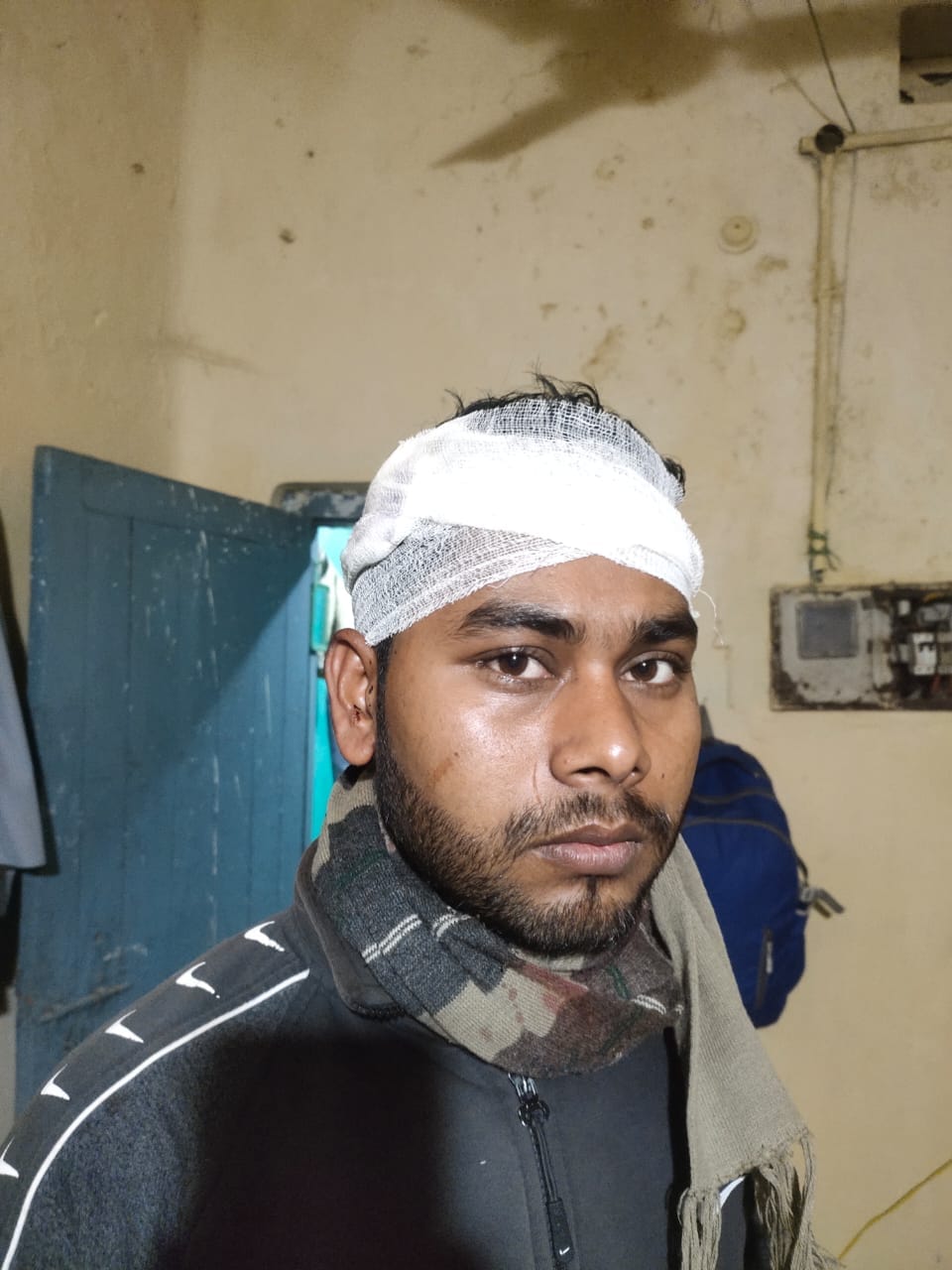 Gateman of railway station going on duty was snatched, hit on head with stone, mobile-purse taken away
