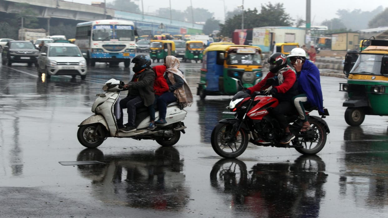 Delhi Weather News rain increased cold It will be cloudy on Monday too chances of drizzle