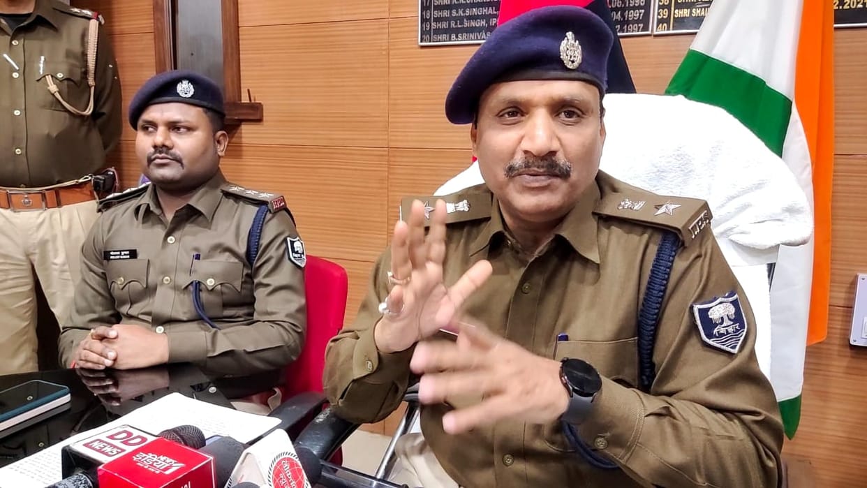 Bihar: Fake anti-corruption officer gave information about checking vehicle to Siwan SP, both residents of UP