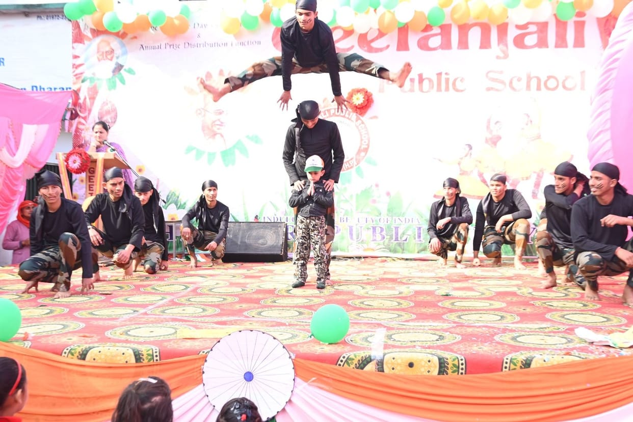 Annual function in Gitanjali School, meritorious and guardians were awarded