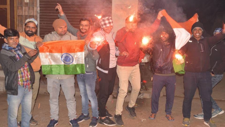 daughter of Firozabad Sonam seeks parents blessings after winning final match of U-19 Women Cricket World Cup