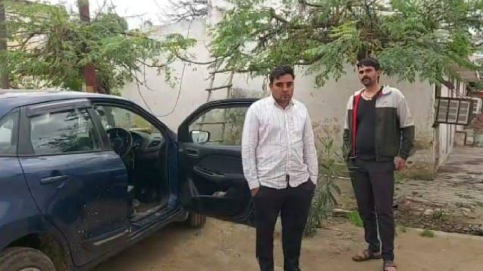 drunken constables thrashed a street vendor while abusing them In Mainpuri