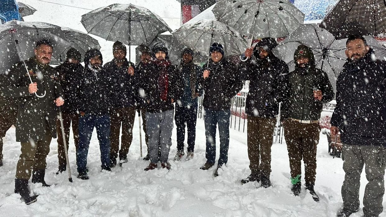 JK: Tourists from UP rescued in Patnitop, teenager and girl killed in Kargil avalanche