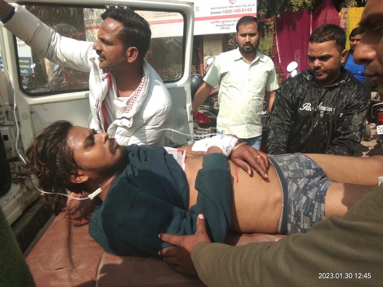 Firing in broad daylight in Jaunpur, youth's condition critical, investigation underway
