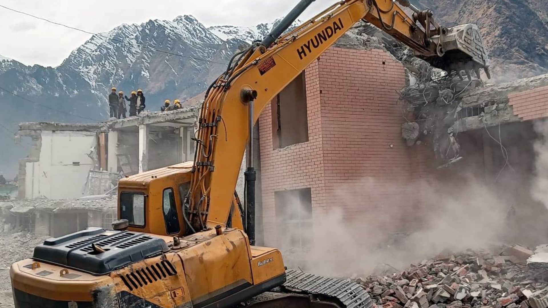 Joshimath Landslide: beauty of city visible from Entry point after seven storey hotel broken