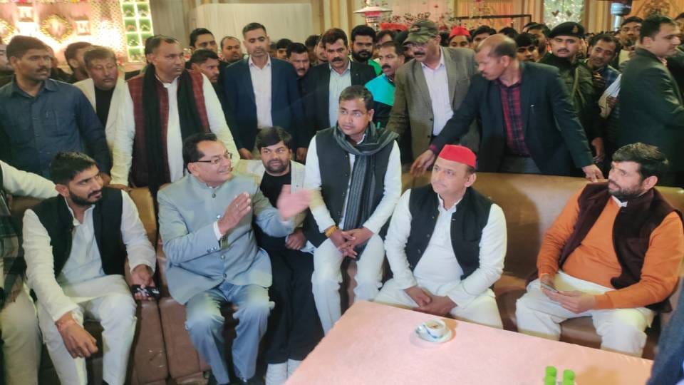 sp president akhilesh yadav reached firozabad to attend a private program