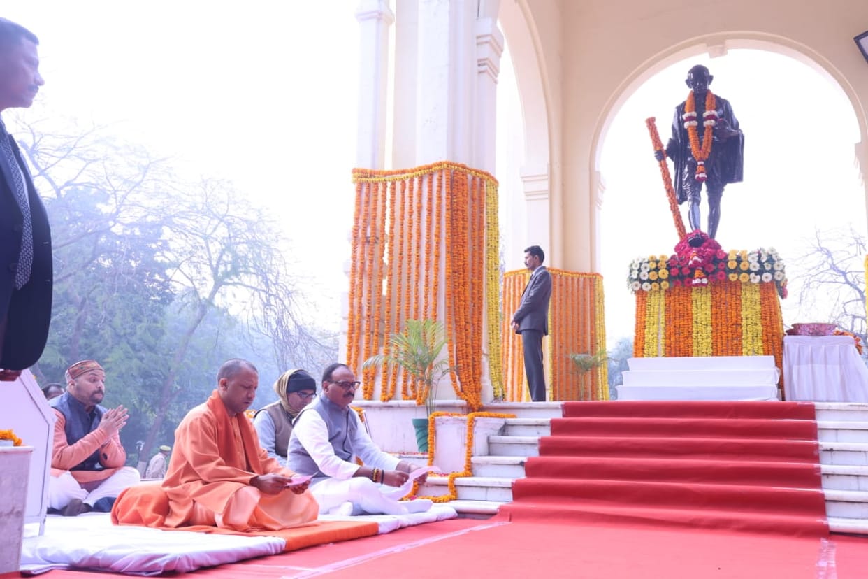 Lucknow News: CM Yogi paid tribute to Bapu on his death anniversary
