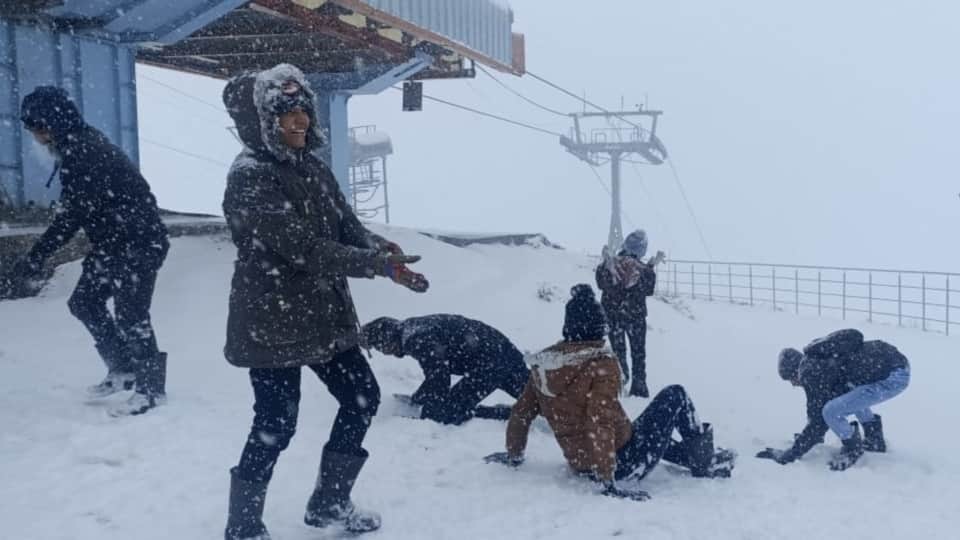 Uttarakhand Weather News Tourist Enjoy Heavy Snowfall In Auli Beautiful Photos