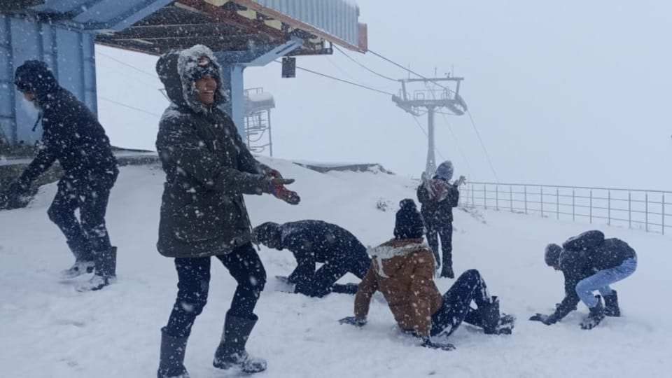 Uttarakhand Weather News Tourist Enjoy Heavy Snowfall In Auli Beautiful Photos