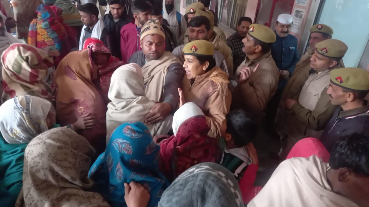 Bghpat: Tension in Mavikala regarding liquor contract, two sides face to face, ruckus in collectorate