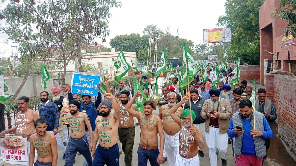 Farmers demonstrated in the city by being half-naked in Sirsa