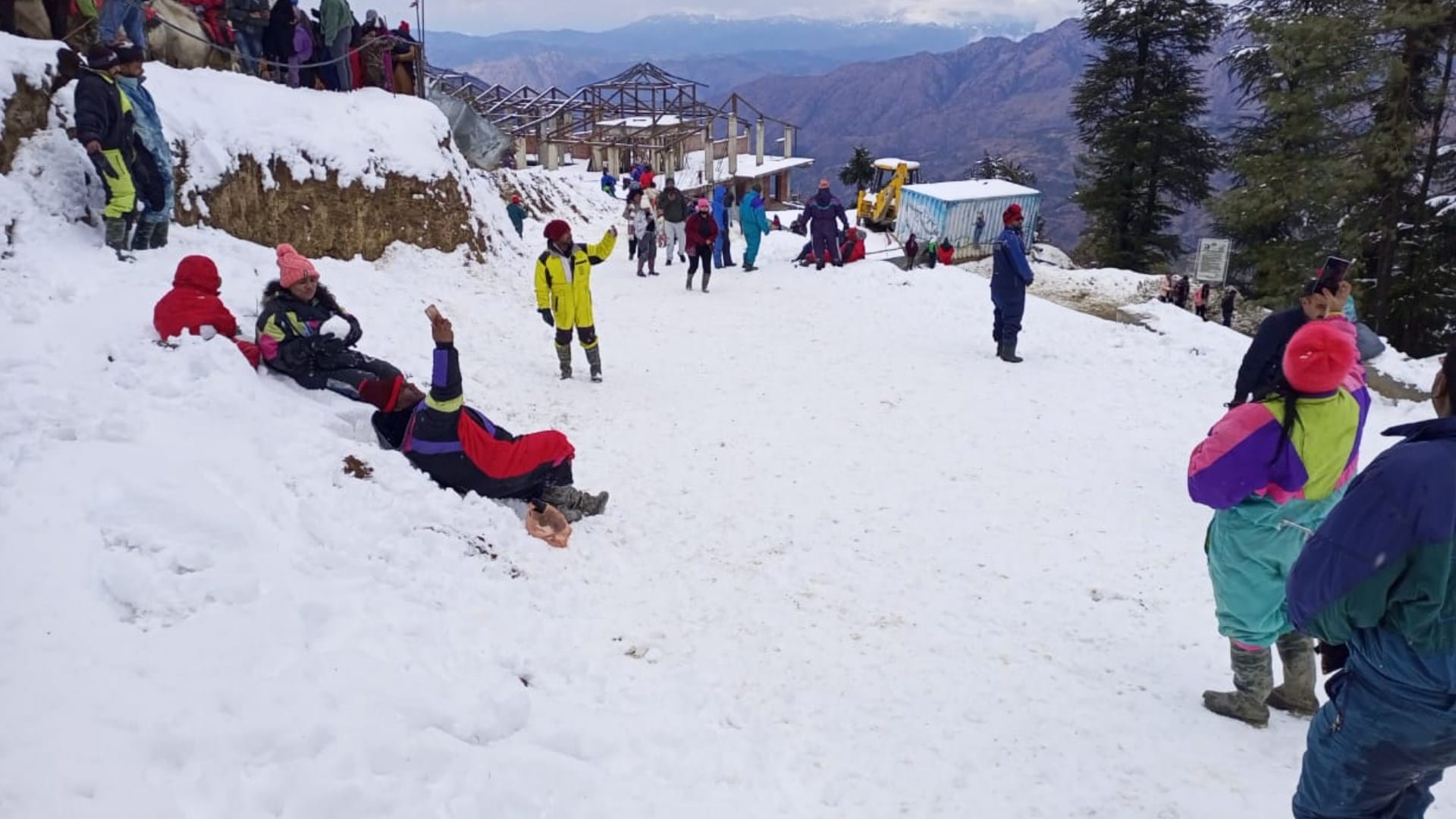 Himachal Weather Update 481 Road Blocked 2223 Power Transformer And 19 Water Supply Schemes Disrupted