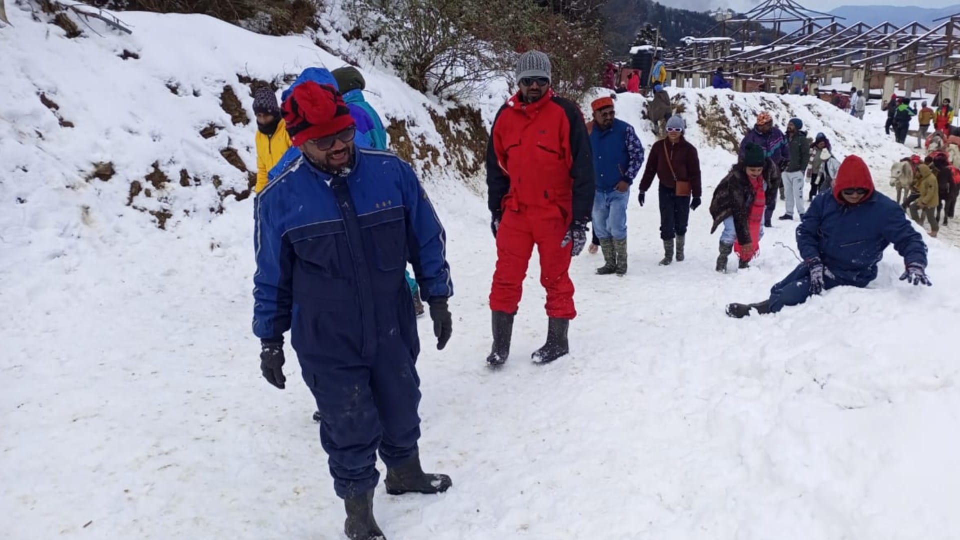 Himachal Weather Update 481 Road Blocked 2223 Power Transformer And 19 Water Supply Schemes Disrupted