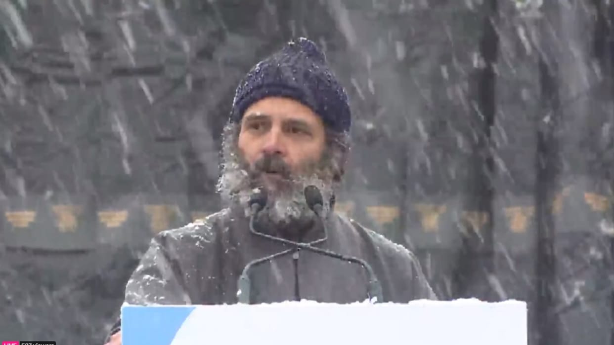 Bharat Jodo Yatra: Rahul public meeting begins, meeting going on amid snowfall